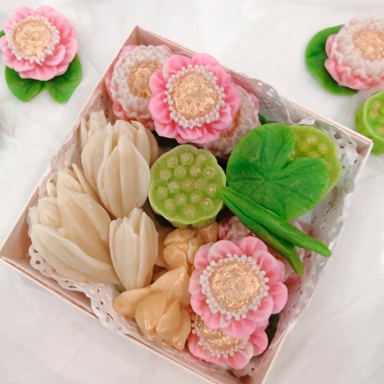 ขนมอาลัว ดอกไม้ไทย (ดอกบัว จำปี กลีบลำดวน) ของขวัญ