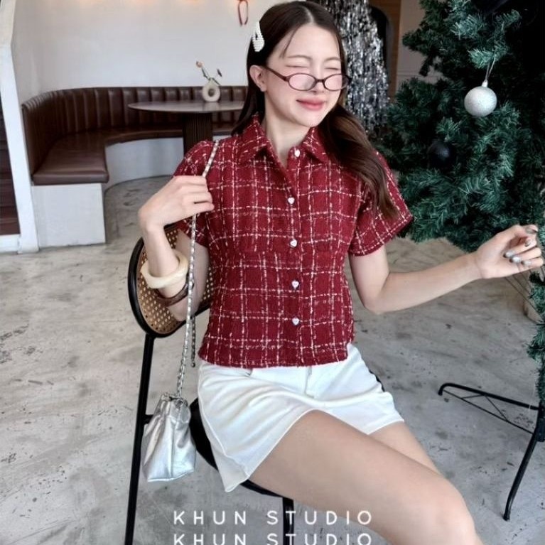 ป้าย​ Khun studio​ ผ้าทวิตสีแดง