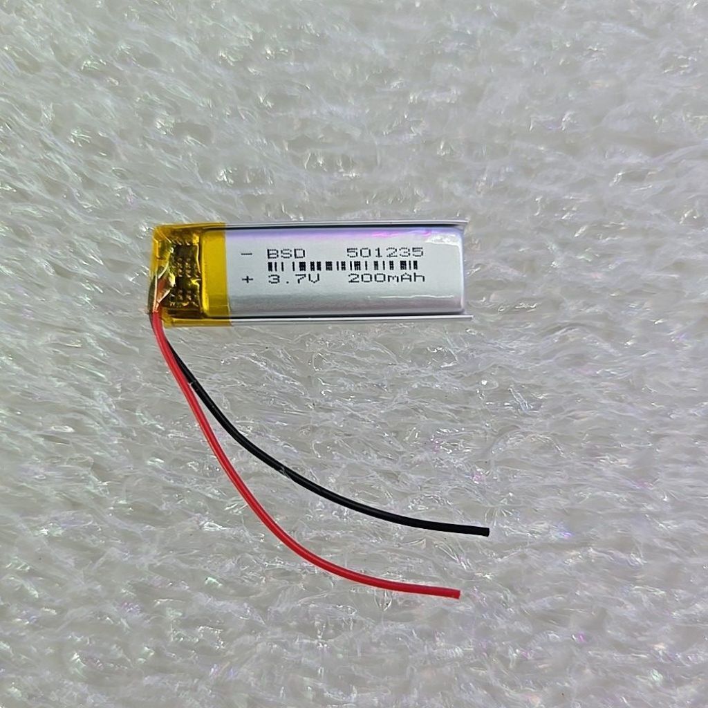 501235 (ขนาดความหนาประมาณ 5 มม., กว้าง 12 มม., ยาว 35 มม.)แรงดันไฟฟ้า (Voltage): 3.7Vความจุ (Capacit