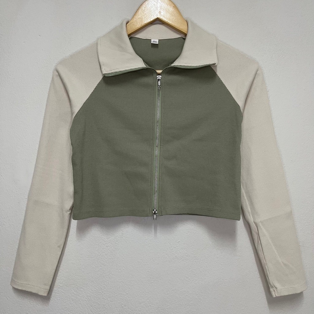 เสื้อคอปกซิป Gu/M สีเขียวครีม