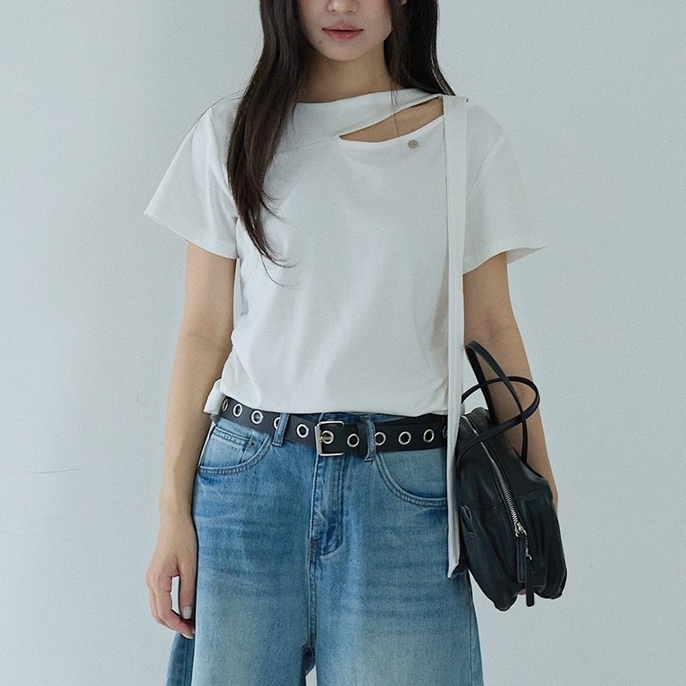 (พร้อมส่ง) Clothestoryy - Mila Tee เสื้อยืดแขนสั้น กิมมิคผ้าพันคอตรงคอเสื้อ