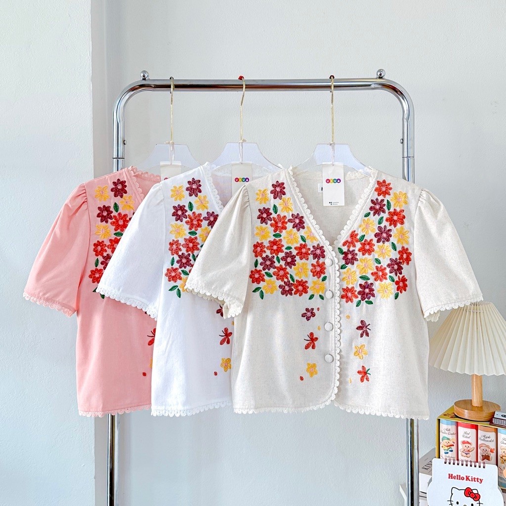 เสื้อคอวีปักดอกไม้หลากสี  กุ้นขอบฉลุรอบตัว