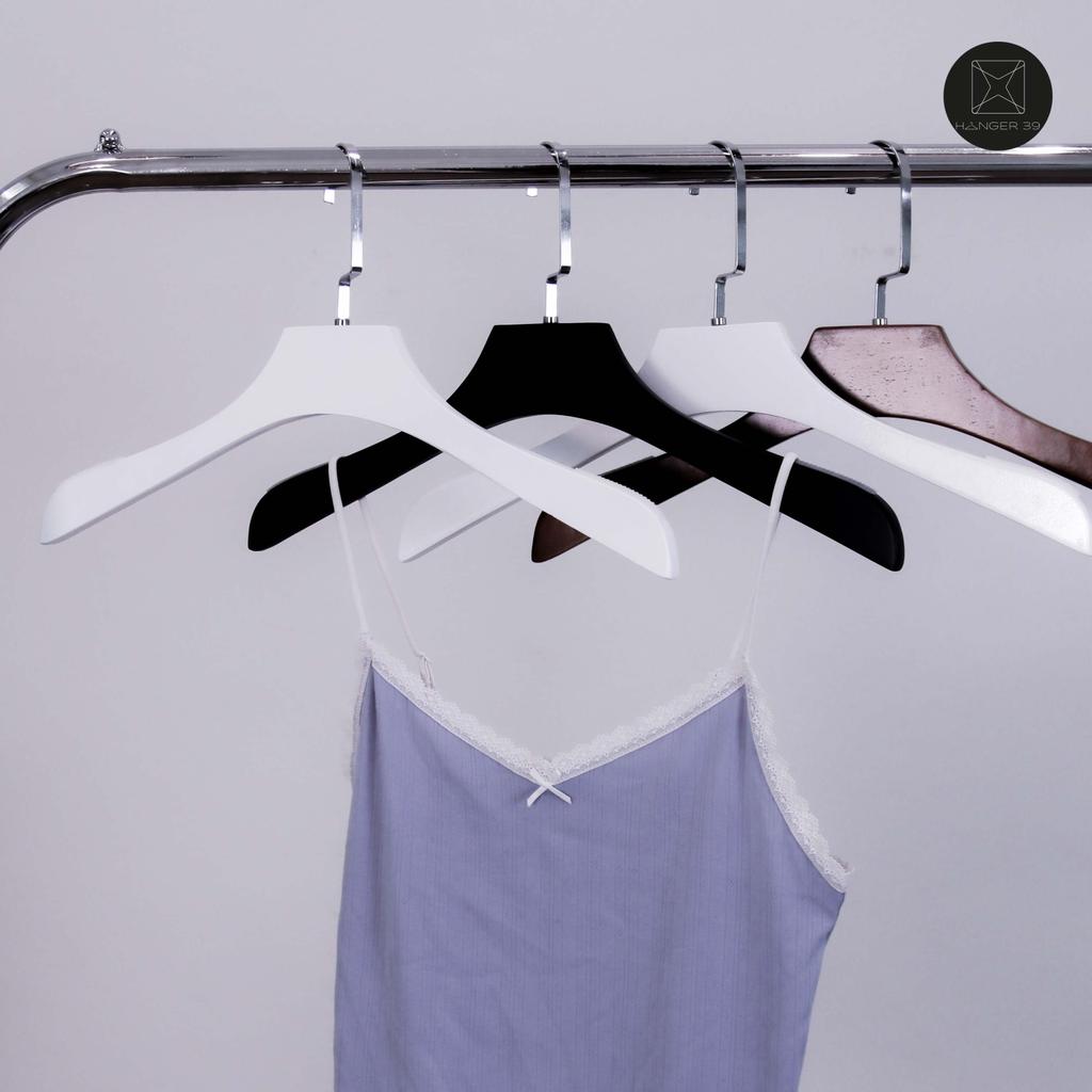 ไม้แขวนเสื้อ ไม้แขวนเสื้อไม้แท้ รุ่น 909 มี2สี สีขาว สีโอ๊ค ตะขอแบนเงินสั้น มีร่องมีกันลื่น 12 ไม้