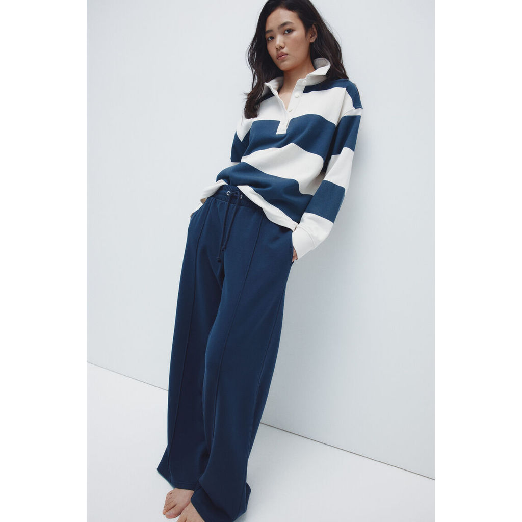 H&M(เอชแอนด์เอ็ม) กางเกงสเวตผ้าหนาปลายขาบานมีรอยพับด้านหน้า Women Wide crease-front sweatpants 1301037_2