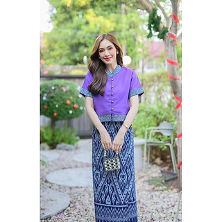 เสื้อพื้นเมืองแขนสั้นผู้หญิง แต่งผ้าลาย