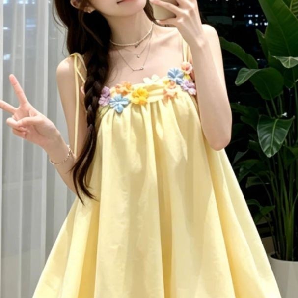 เดรสสายเดี่ยวกระโปรงพองทรงดอกตูม ลุครีสอร์ตหวานละมุน สำหรับสาวตัวเล็ก รุ่นใหม่