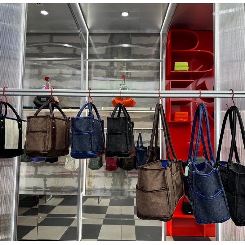 Beyond the Vines BTV Canvas Carryall0.5/ 1.5 - Special Edition กระเป๋า สะพายข้าง ผ้าผสมหนัง