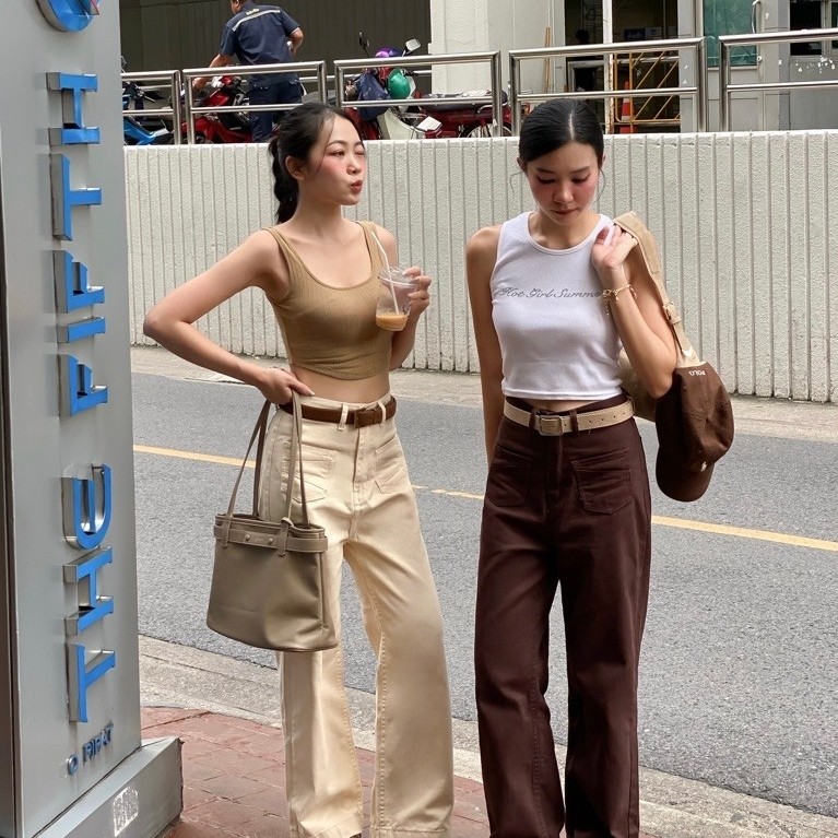 CREAMY MINIMAL STYLE | กางเกงยีนส์ทรงกระบอกกลางเอวสูง แต่งกระเป๋าด้านหน้า อำพรางหุ่นดีมาก