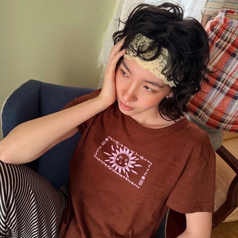 Sun Folk Boxy Tee เสื้อยืด Boxy Tee สีน้ำตาล ผ้า Cotton Slab สกรีนลายวาด Marymonet