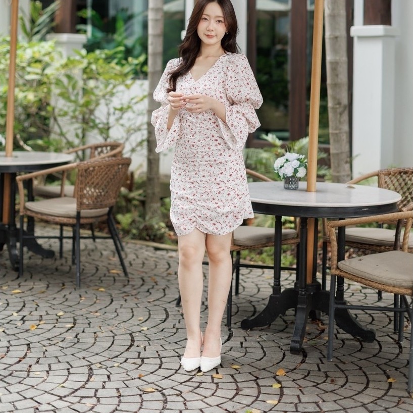 Tiya Dress | The First Bloom เดรสผู้หญิงลายดอกแขนพองเอวสม็อค ทรงสวยเข้ารูปใส่ทำงาน เที่ยว คาเฟ่ Everyday Look