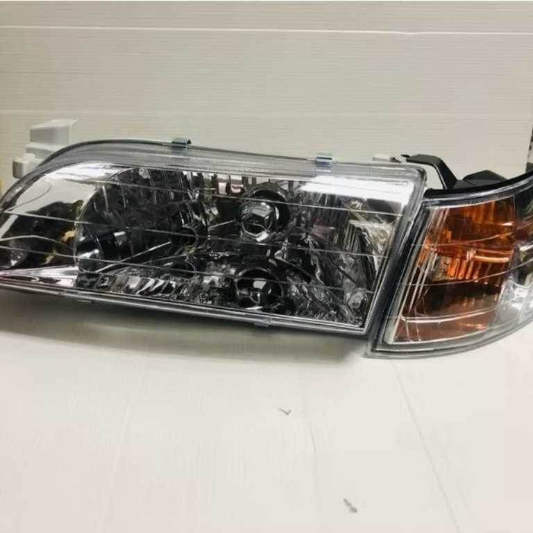 ไฟหน้าเพชร ไฟหน้าแต่ง TOYOTA COROLLA AE100 AE101 AE102 สามห่วง โคมขาว พร้อมมุมขาว(4ชิ้น)