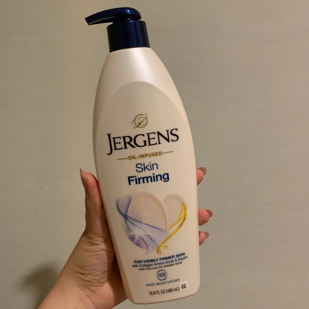 Jergens เจอร์เกนส์ ออยล์-อินฟิวส์ สกิน เฟิร์มมิ่ง 24-Hour มอยส์เจอไรเซอร์ 496 มล.