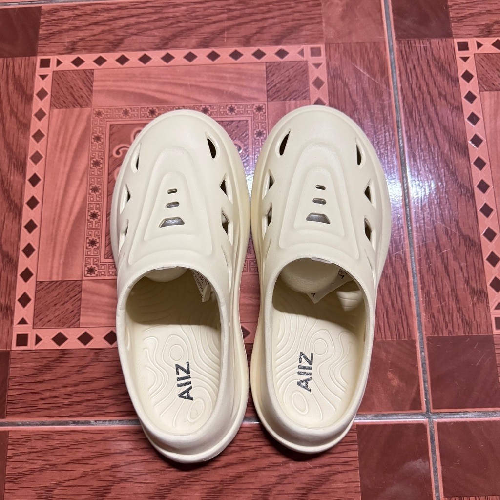(Used) AIIZ รองเท้าแตะแบบสวมปิดหน้าเท้า Unisex Clogs Sandals