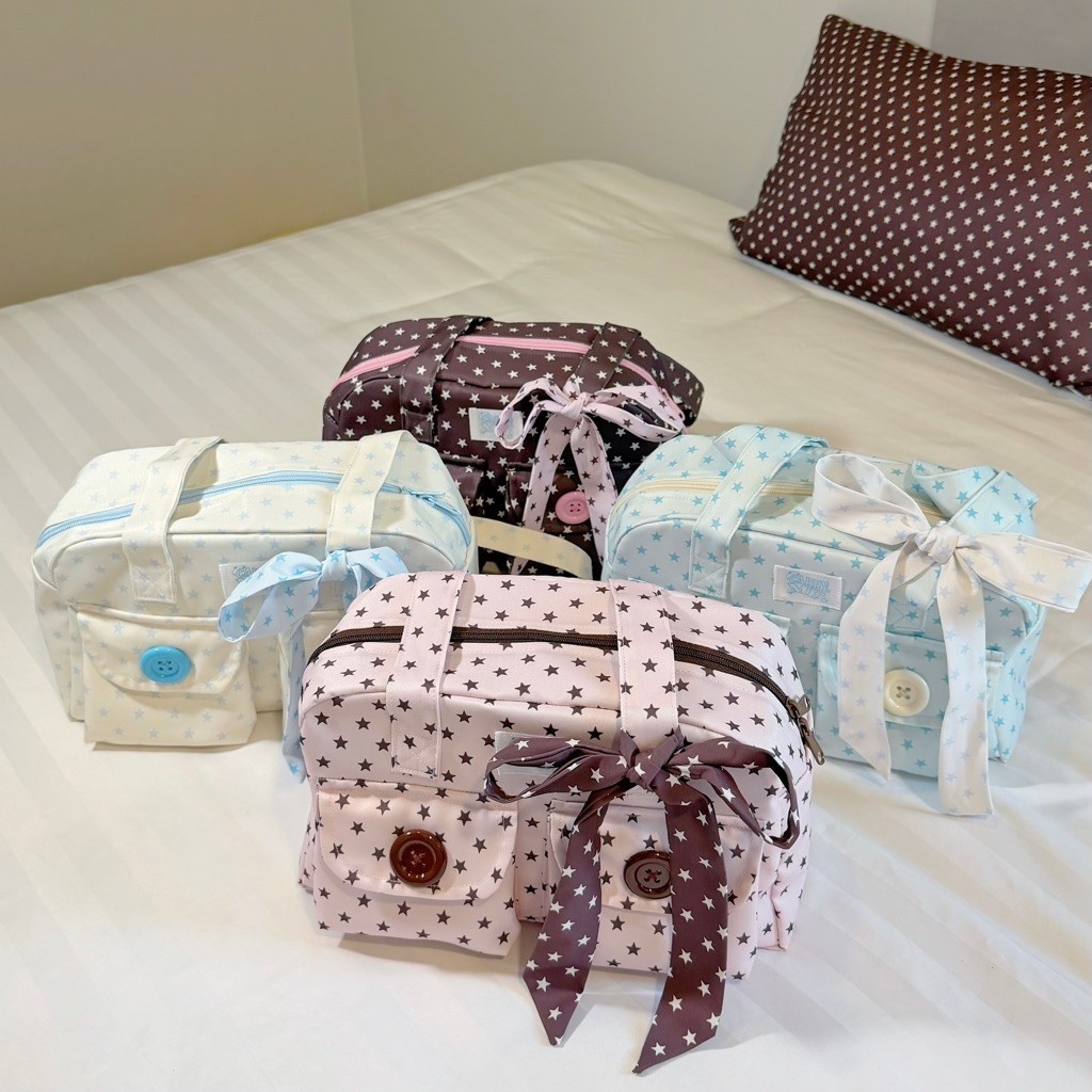carryme-vivii bag⭐️พร้อมส่ง กระเป๋าสะพายข้างใส่ไอแพด 11 นิ้ว ผ้าลายดาว ไม่มีใย กระดุมหน้าตกแต่ง2ช่อง