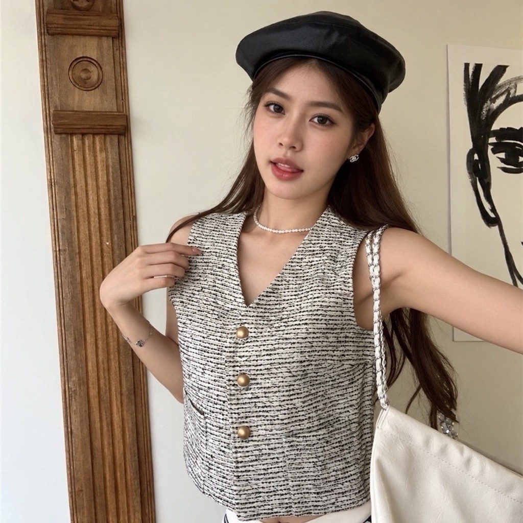เสื้อกั๊กทวิตลายขวางดุมทอง