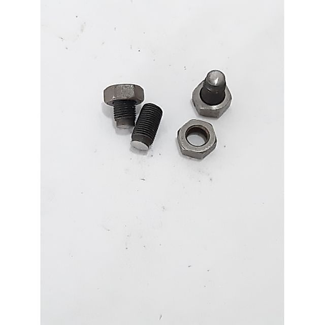 น็อตสกรูตั้งวาล์ว Honda เครื่องตัดหญ้า umk435t 1 ชิ้นตัวผู้ตัวเมีย 35 บาท
