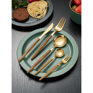 ช้อนส้อมสแตนเลสสีทองสีเงินบนโต๊ะอาหารขนมหวานผลไม้สไตล์ญี่ปุ่…