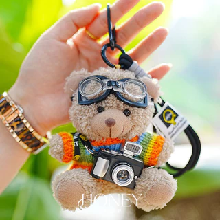 HONEY BELLE✨พวงกุญแจตุ๊กตาหมีน่ารัก ชุดแว่นว่ายน้ำกล้องถ่ายรูป เสื้อไฮบริดสีรุ้ง สำหรับห้อยกระเป๋า