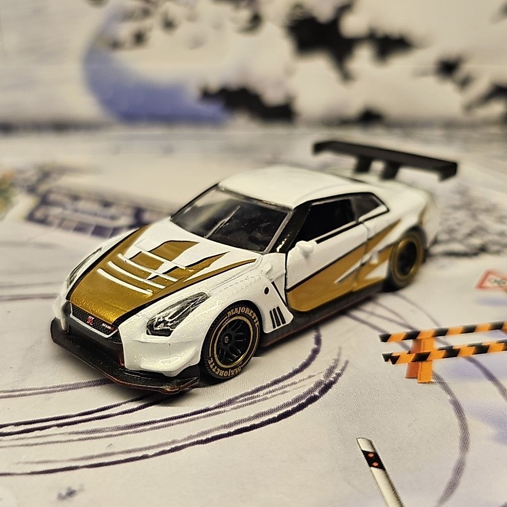 โมเดล รถของเล่น Majorette Nissan GTR R35 GT3 Nismo สีขาวคาดทอง นอกแพ็ค รถสวย หายาก