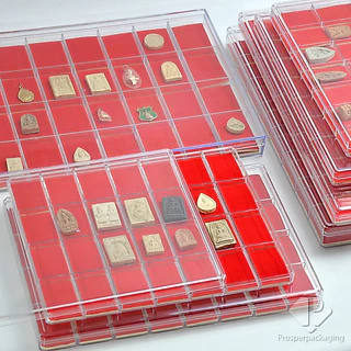 กล่องใส่พระแบบ 36 ช่องมีฝาปิด(FM)ภายในสีแดงสามารถเอาออกได้ จัดเก็บของสะสม เหรียญ เครื่องประดับ กันกระแทกวางซ้อนได้