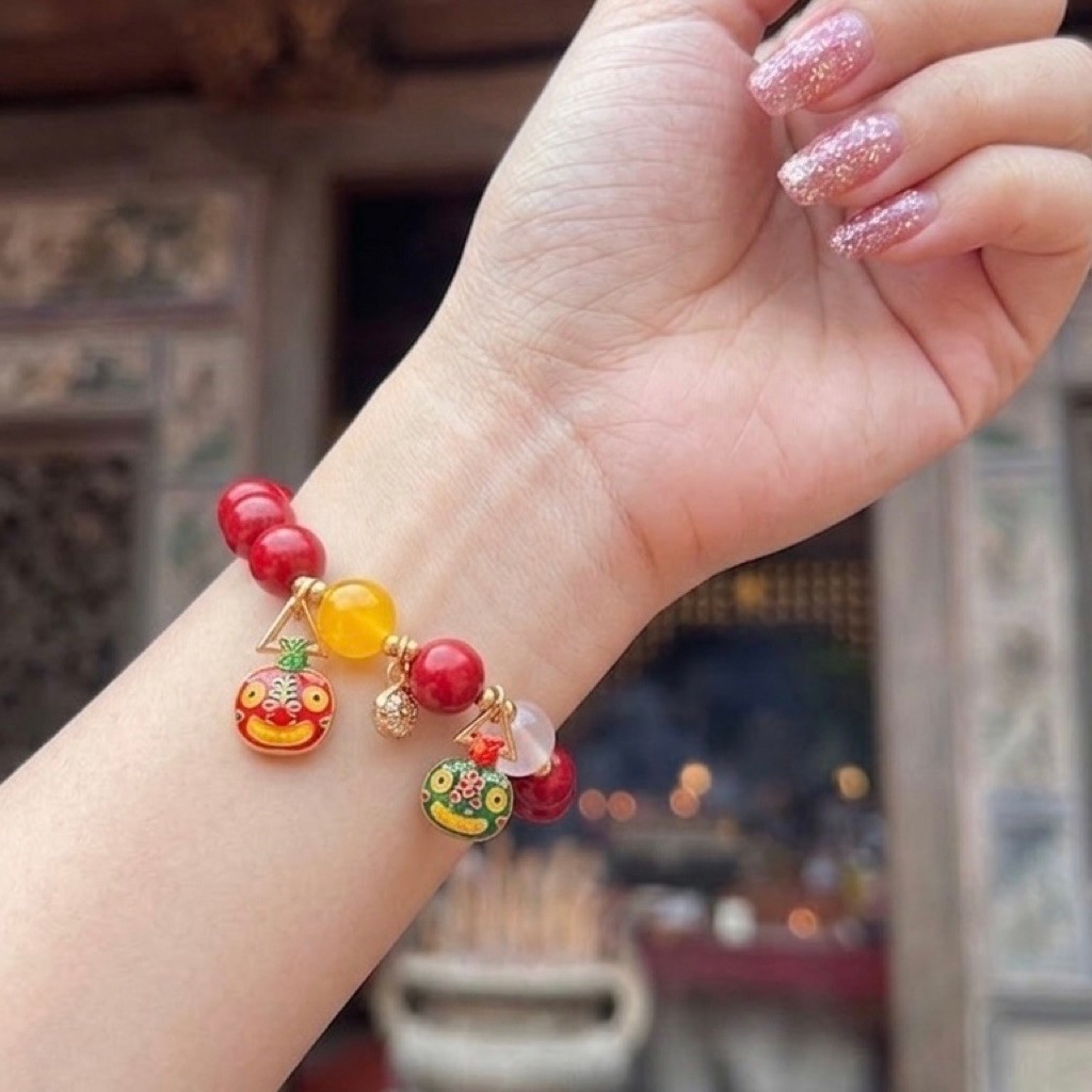 📿 สร้อยข้อมือชาดแดงประกายทอง จี้สัตว์มงคลกลืนทอง (吞金兽) [ผ่านการรับพลังงานจากสถานที่ศักดิ์สิทธิ์ทั้งในจีนและไทย]