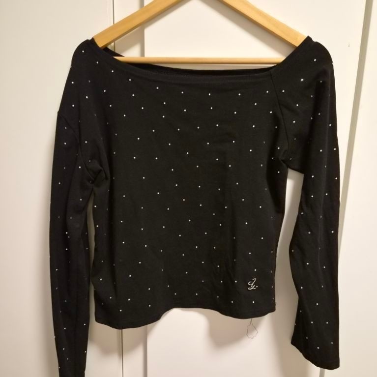 ส่งต่อเสื้อปาดไหล่ปักเพชรแขนยาวJARINYA Size L