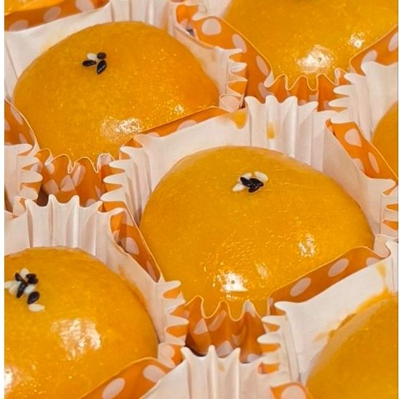 ขนมเปี๊ยะลาวาไส้ไข่เค็ม by Little Candy Sweet ไข่เค็มนัวร์ หอมควันเทียน อบสดใหม่