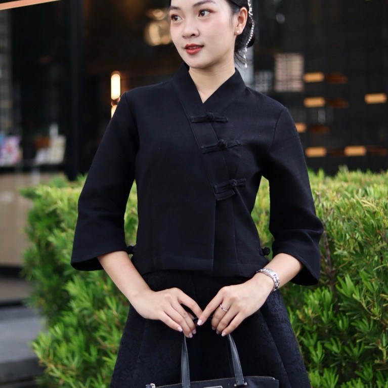 เสื้อพื้นเมืองสีดำ ทรงคอวีป้ายแขนสี่ส่วนปลายโค้งสวย งานกระดุมจริงถักดอกไม้handmade อัดกาวทั้งตัวค่า