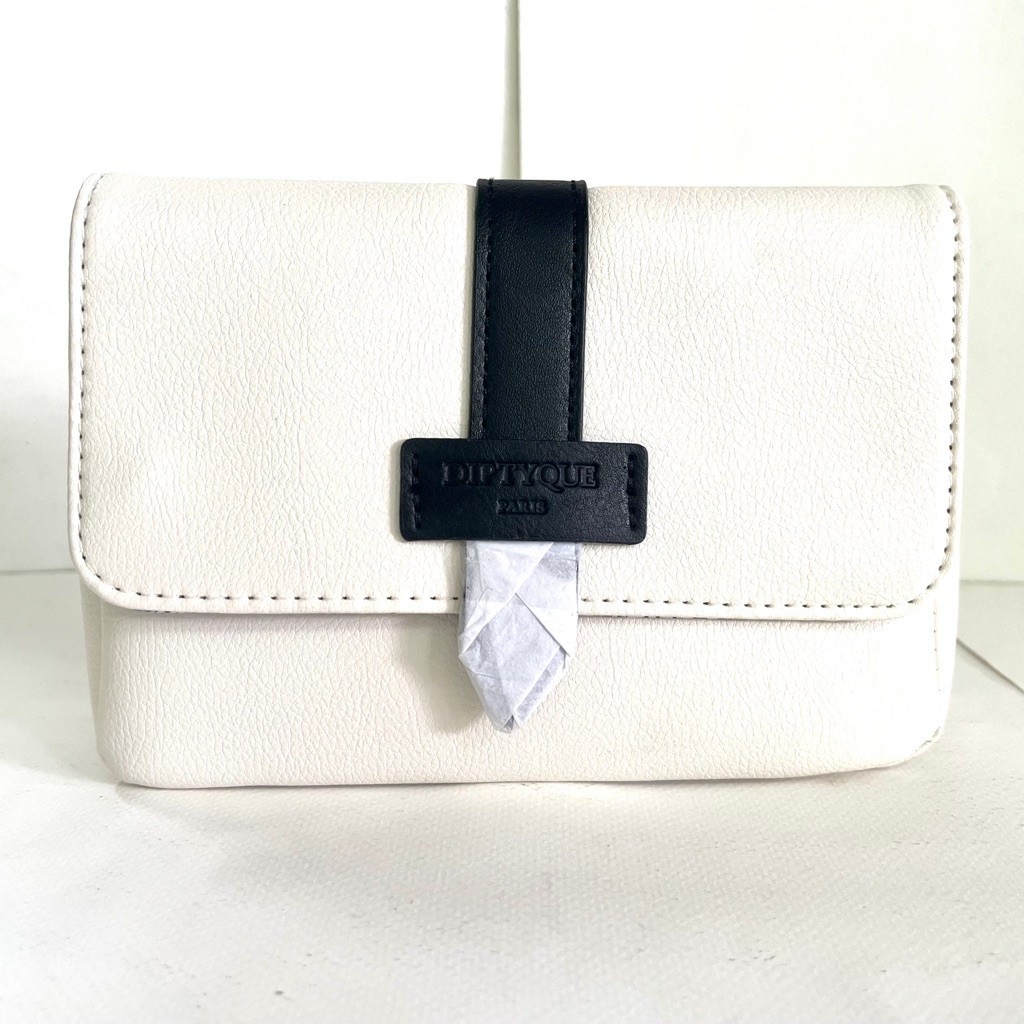 Diptyque Paris x Qatar Airways amenity kit pouch/ รุ่นฝาเปิด/ ของใหม่ ครบชุด มีตัวล๊อคติดอยู่