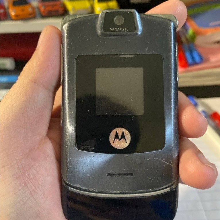 มือถือฝาพับ y2k Motorola v3 *เก็บสีใหม่แล้ว* ยังเปิดติด ไม่มีแบตให้นะครับ (ใช้ซิมระบบ uim cdma)
