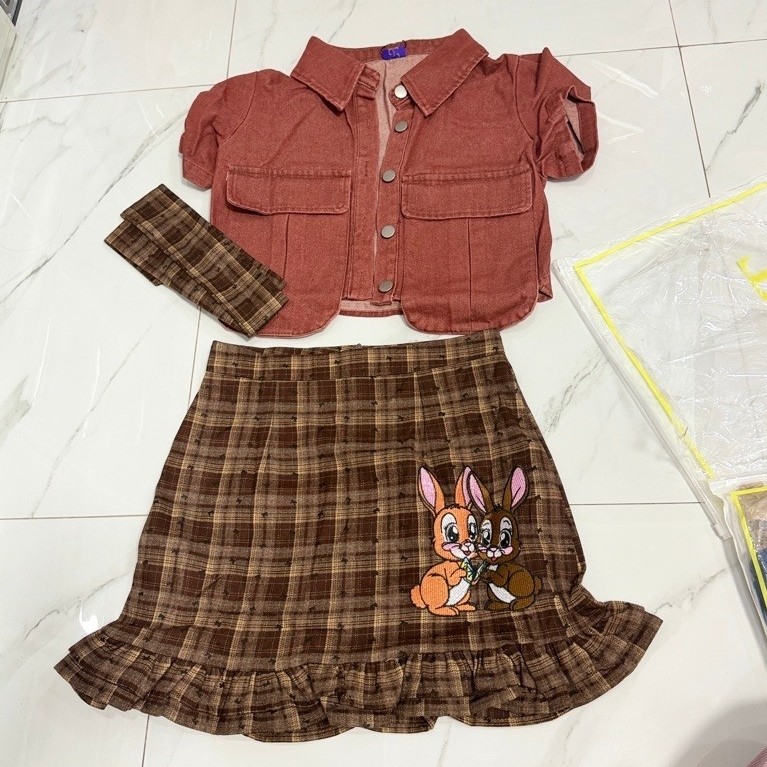 (ปกติ เสื้อยาว 17“ กระโปรง16”) ชุดยีนส์ ชุดเซตกระโปรง เสื่อยีนส์+กระโปรง ลายสก็อต ปักกระต่าย งานป้าย chalita รูปที่ 5