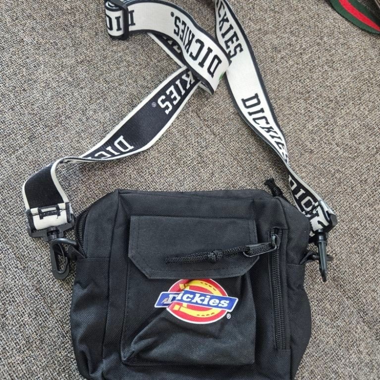 กระเป๋าสะพายข้าง Dickies สีดำ