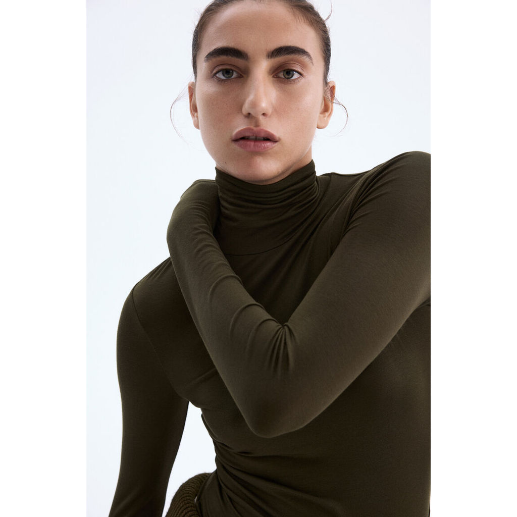 H&M(เอชแอนด์เอ็ม) เสื้อทอปคอเต่าผ้าวิสคอส Women Viscose polo-neck top 1306443_2