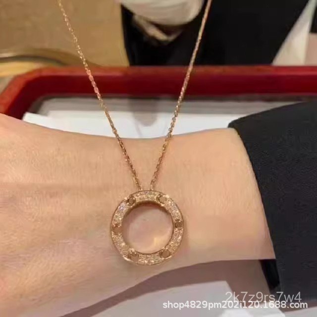 สร้อยคอแบบคล้องคอใหม่ของ Kajia เป็นของขวัญวันเกิดสำหรับแฟน ภรรยา หรือเพื่อนสนิท สร้อยคอนี้มีความหลาก