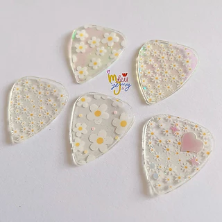 ปิ๊กกีตาร์ guitar pick (เพิ่มอักษร เจาะรู ทำจี้) ✨ daisy set ; พร้อมส่ง 🌼🤍
