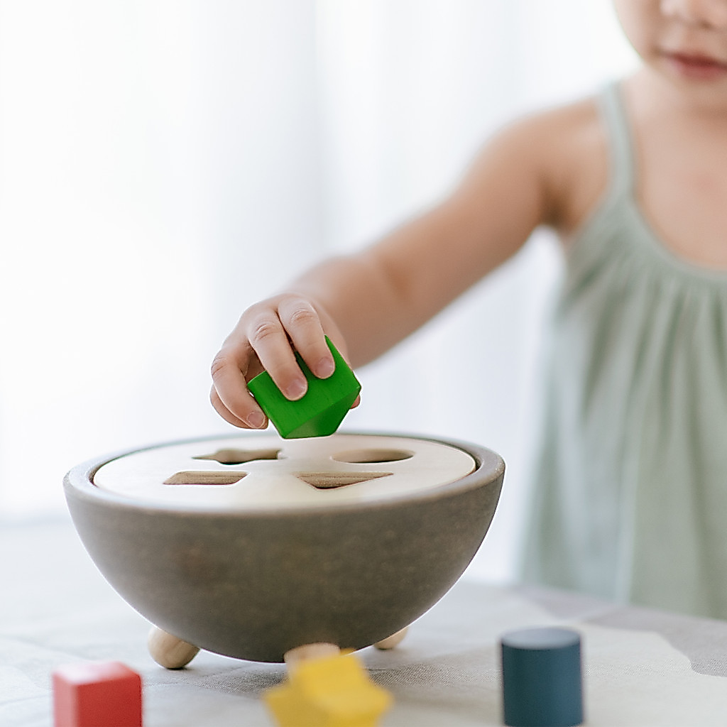 PlanToys وعاء فرز الأشكال الخشبي — صورة 3