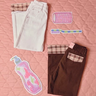 [พร้อมส่ง] CHUUCHOP - (XS-4XL) Milky Jeans กางเกงยีนส์กระบอกกลาง เก็บสัดส่วน พรางหุ่น ดีเทลปลายขาพับลายสก็อต (C8521)
