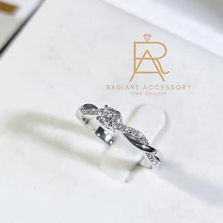 แหวนเงินแท้เม็ดชูฝังเพชร Moissanite 0.3 กะรัต ทรงกลม ก้านลายถักฝังบ่าข้าง ชุบทองคำขาว