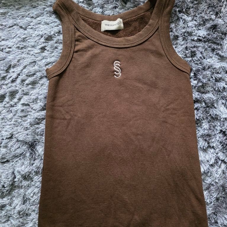 เสื้อกล้าม T h e s u n c o สีน้ำตาล อก 32-34 นิ้ว ยาว 21 นิ้ว สภาพใหม่