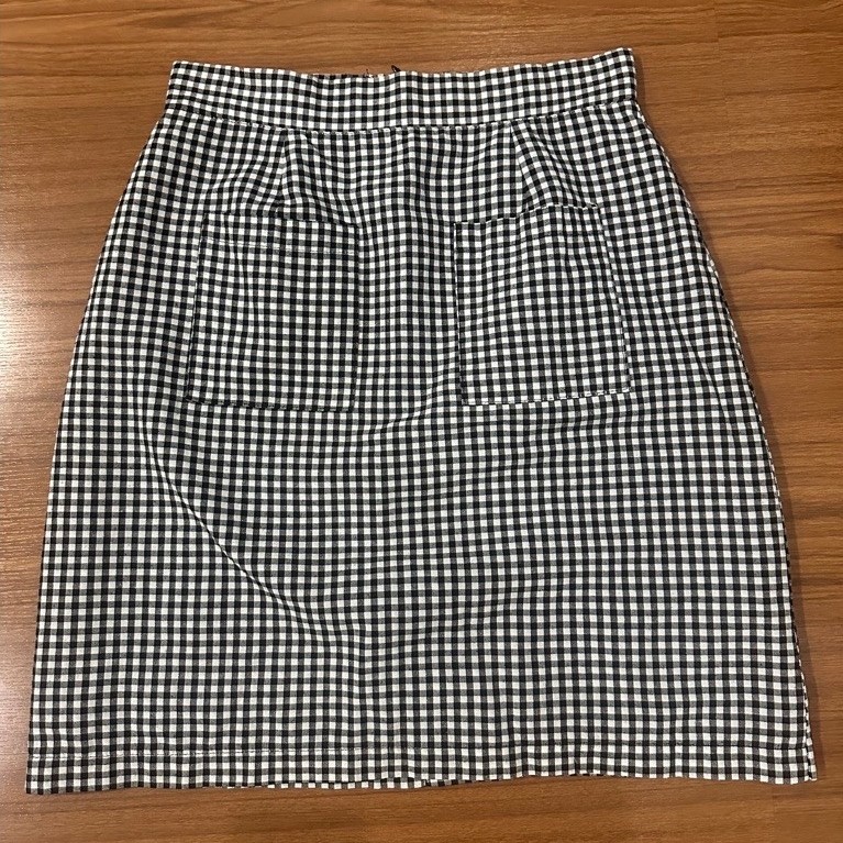 ทำงาน กระโปรงทรงเอ กระโปรงสั้น มือสอง ร้าน Fromme Clothes ไซส์ L ลายสก็อตสีขาวดำ มีกระเป๋าด้านหน้า