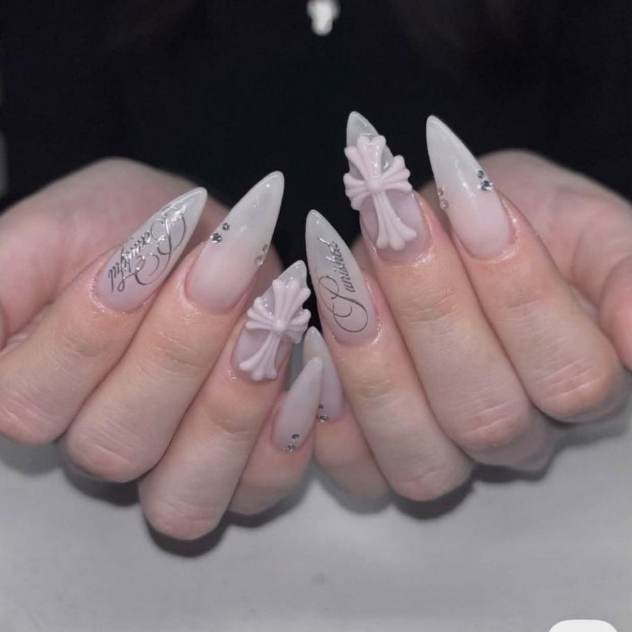 glitter grace เล็บปลอมสำเร็จรูป งานทำมือ handmade chrome heart ทรงแหลมกลาง สีชมพู สีขาว ติดเพชร แถมกาวตะไบ พร้อมส่ง