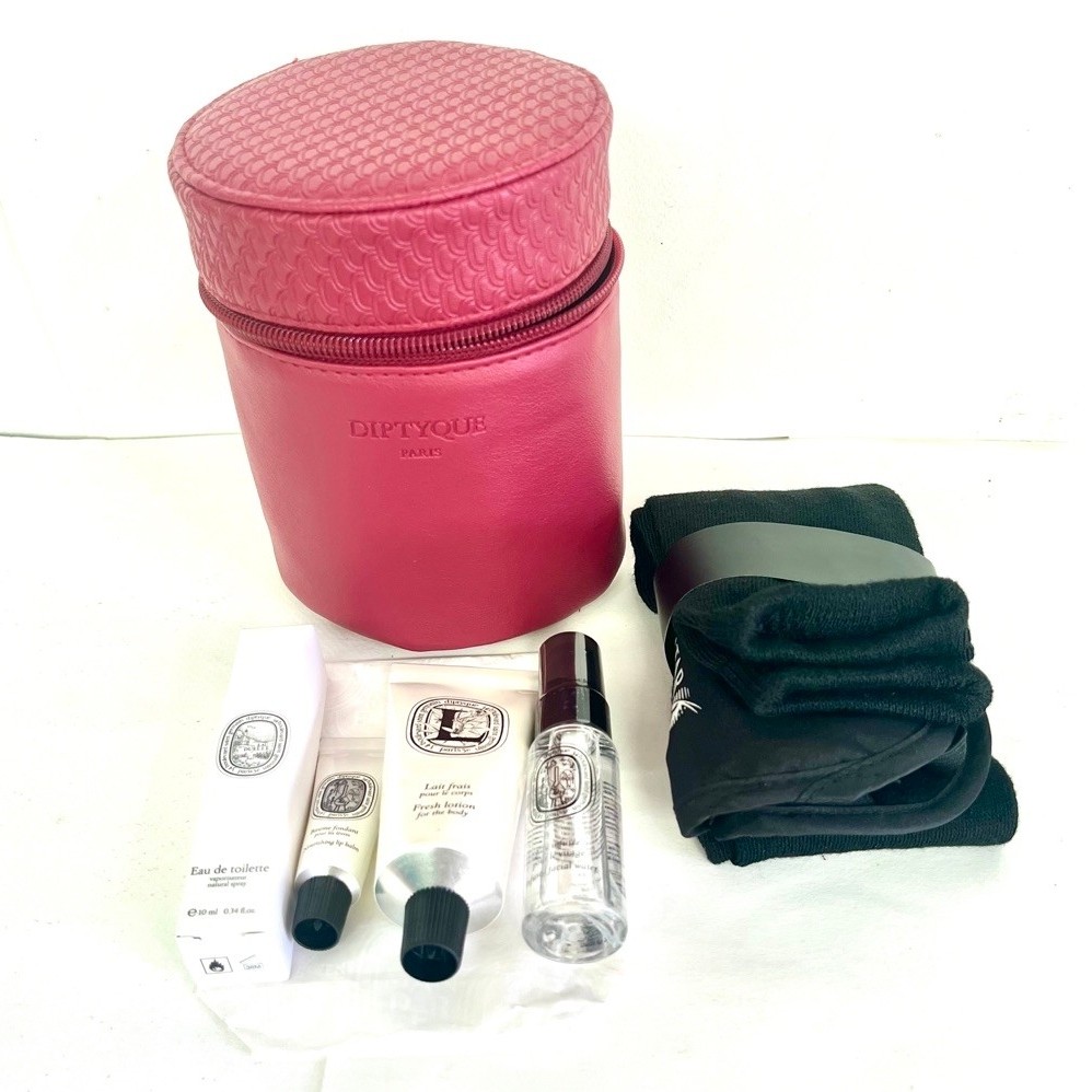 Diptyque Paris x Qatar Airways amenity kit pouch/ รุ่นใหม่ ทรงกระบอก สีแดง