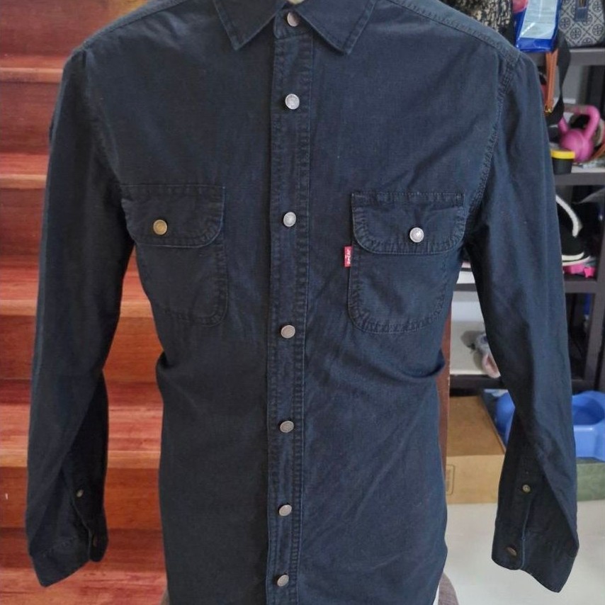 เสื้อเชิ้ต Levis มือสองราคา 495 บาทไซส์ M วัดรอบอก 42 นิ้วเสื้อมือสองผ่านการซักรีดทำความสะอาดแล้วแบร