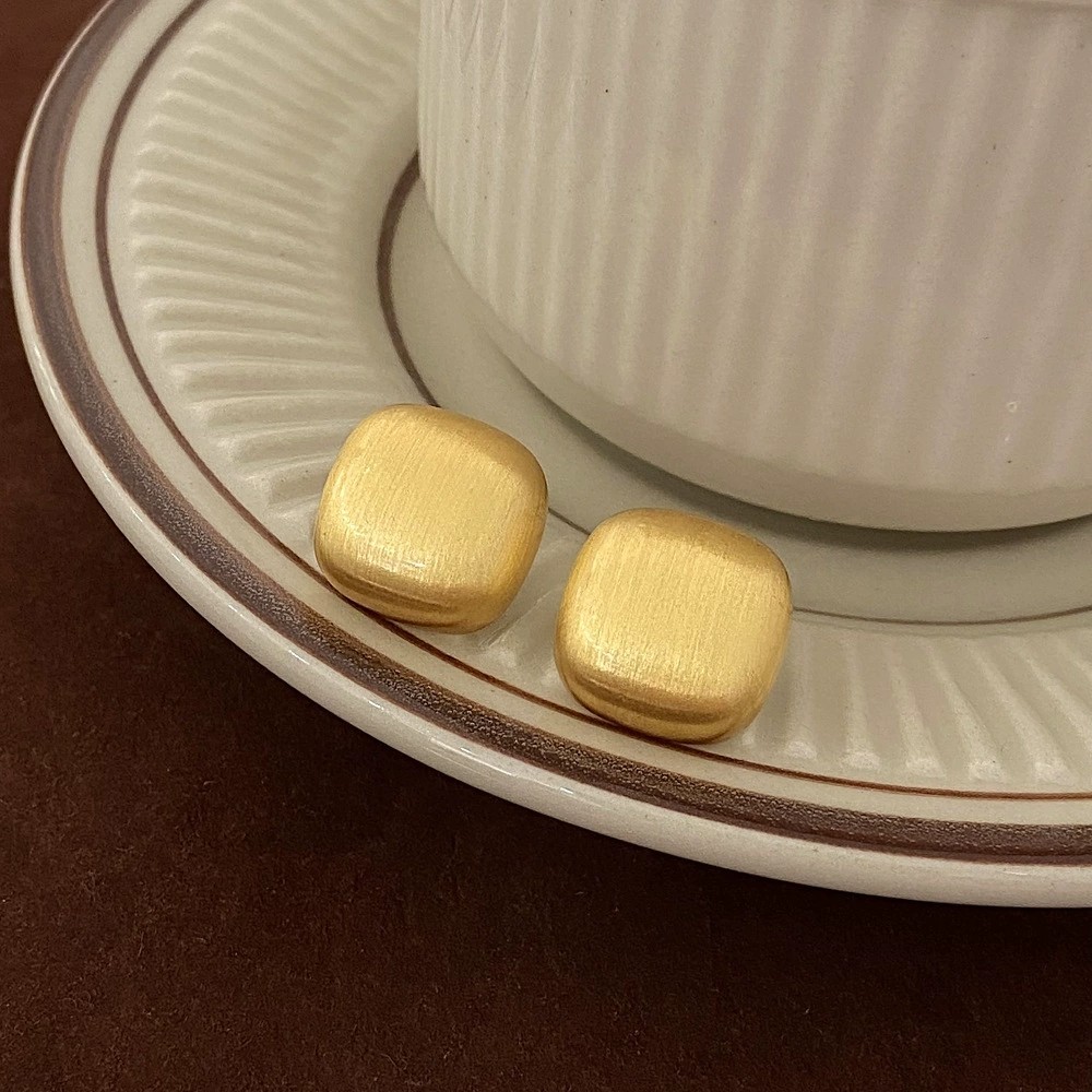 Luccica-ต่างหูสไตล์ยุโรปและอเมริกา ต่างหูสตั๊ดโลหะขัดเงาเรียบง่าย ต่างหูสไตล์เรโทรระดับไฮเอนด์ - รูปที่ 5