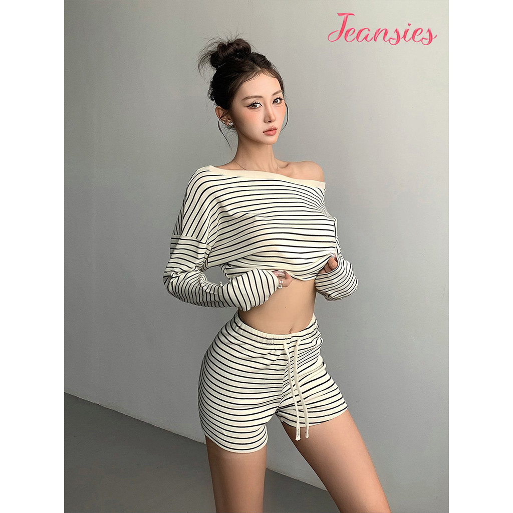 ชุดเซ็ตผู้หญิง เสื้อแขนยาวลายทาง กางเกงขาสั้น