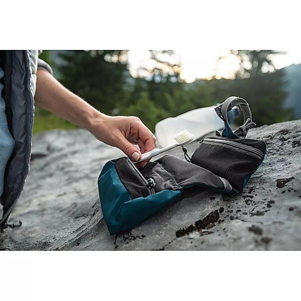 Decathlon Ultra Light And Compact Toiletry Bag กระเป๋าใส่อุปกรณ์อาบน้ำแบบพับได้น้ำหนักเบาเป็นพิเศษสำหรับเทรคกิ้ง - Blue thumbnail 6