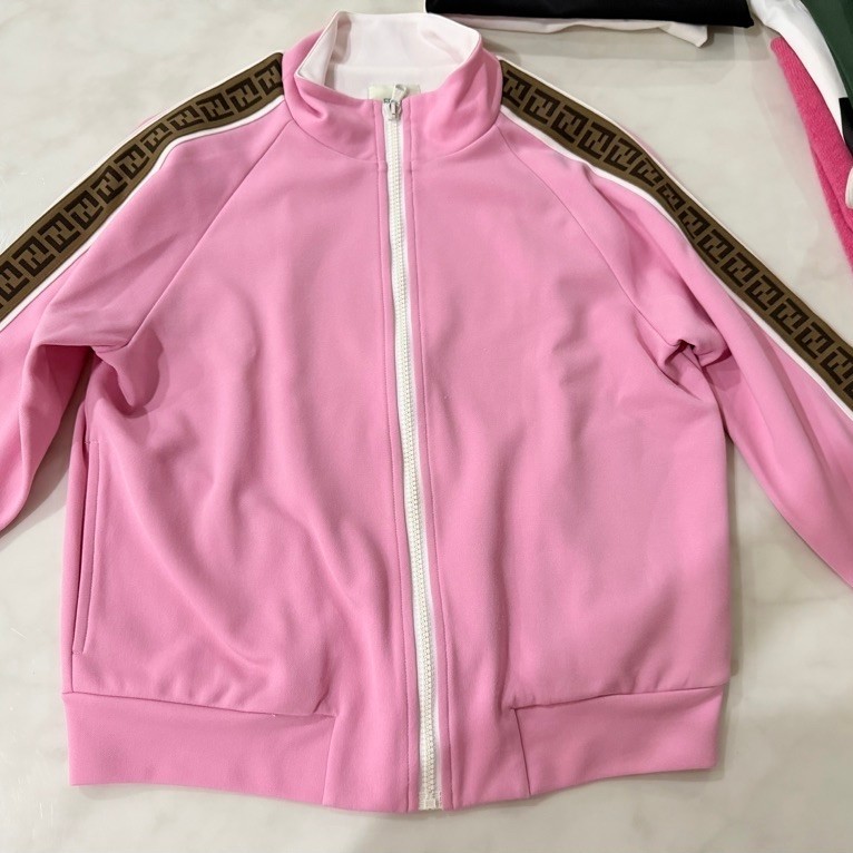 Used ของแท้ 100% เสื้อ แจ็คเก็ต Fendi เด็ก ไซส์ 10A  อกไม่เกิน 28นิ้ว