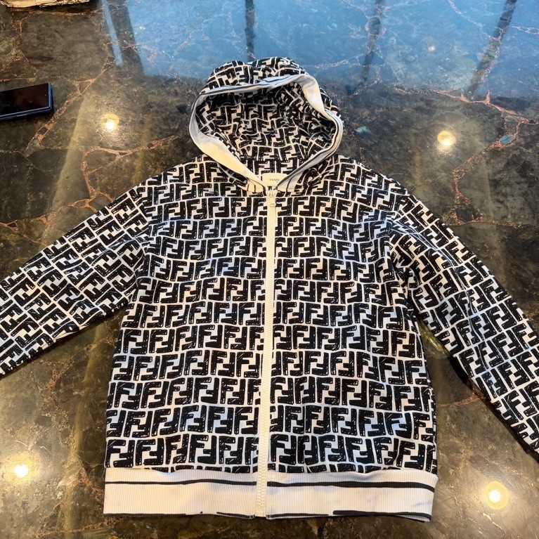 used ของแท้ 100% เสื้อฮู้ด Fendi โลโก้ FF สไตล์โมโนแกรมโทนสีดำ-ขาว size 10ปี อกไม่เกิน 34นิ้ว