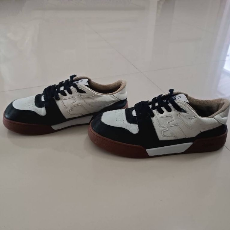 รองเท้า FENDI แท้ (made in italy) แบรนด์เนม มือ2 สภาพ 95% Size 42/ 26.5-27 cms