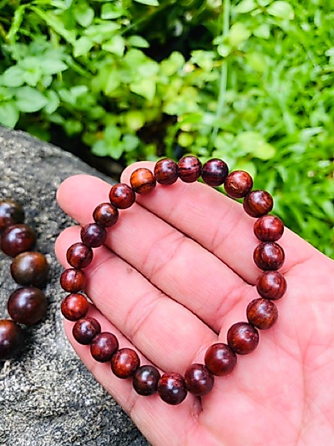 สร้อยข้อมือ ลูกประคำ ทำจากไม้พยุง ขนาดเม็ดประมาณ 8 มม.